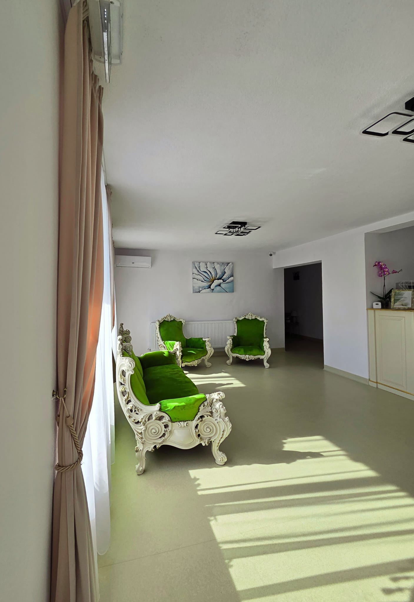 Cameră elegantă pentru seniori